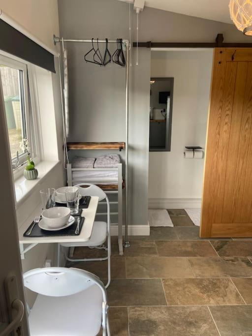 Adorable Bedsit For You, Partner And Your Pet! Stepaside  Buitenkant foto